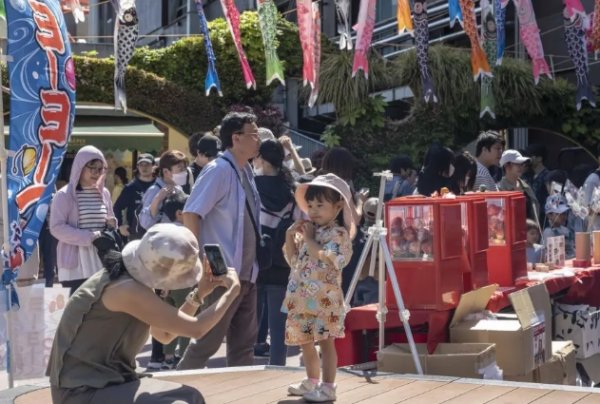 靠谱配资平台 并非不想生！全球平均生育率大降背后，联合国报告这么说